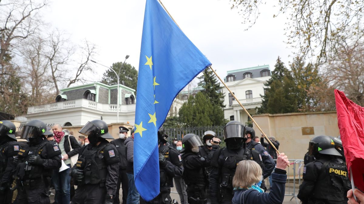 Vyhoďte Rusům diplomaty společně, vyzvali europoslanci státy Unie